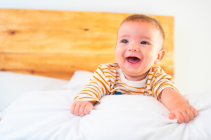 Bebe sonriendo